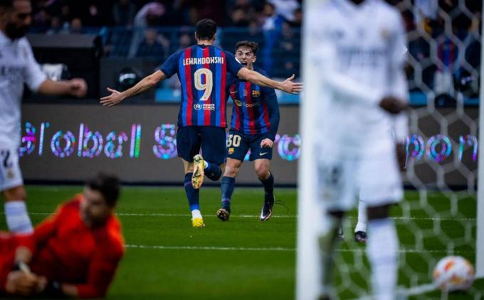 Gavi celebra con Lewandowski uno de los goles del Barça al Real Madrid (Foto: Cordon Press).
