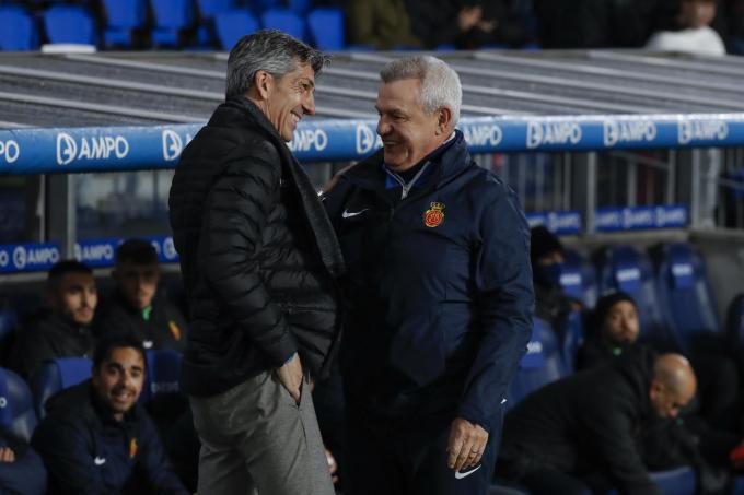 Saludo entre Imanol y Javier Aguirre en la previa del Real Sociedad-Mallorca de Copa (Foto: EFE).