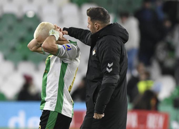 Joaquín consuela a Canales tras el fallo (Foto: Kiko Hurtado)