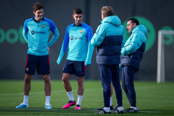 Xavi, Ferran Torres y Marcos Alonso, durante un entrenamiento del Barça (Foto: FC Barcelona).