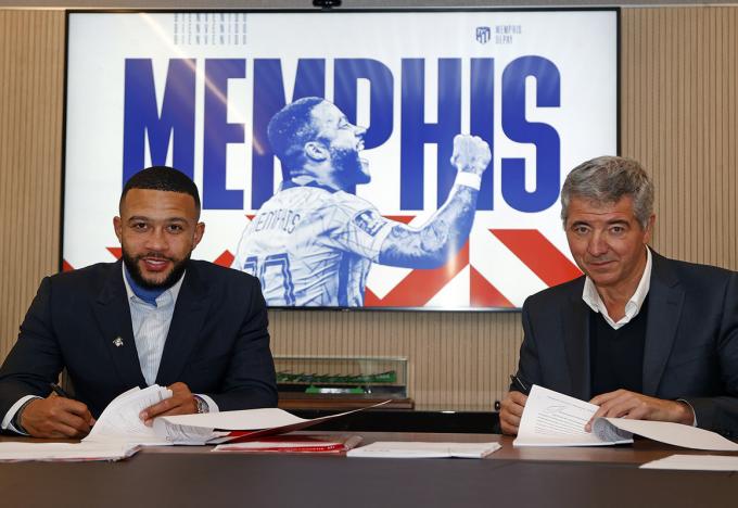 Memphis Depay firma su contrato con el Atletico de Madrid (Foto: Atleti).