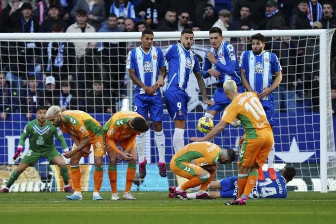 Canales, lanzando una falta, ante el Espanyol (Foto: EFE).