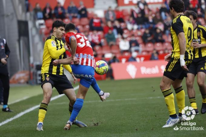 Iván Azón y Puche presionan a Diego Sánchez durante el Sporting-Zaragoza (Foto: LaLiga).