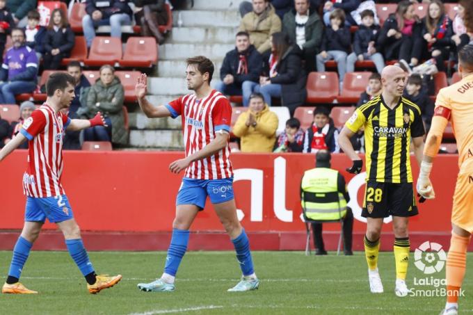 Jordi Pola y Guille Rosas, durante el Sporting-Zaragoza (Foto: LaLiga).