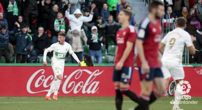 José Ángel Carmona celebra su gol en el Elche-Osasuna (Foto: LaLiga).
