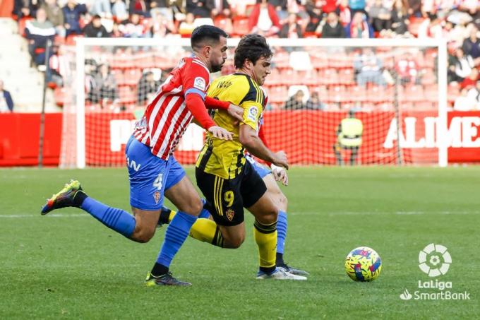 Iván Azón regatea a Insua durante el Sporting-Zaragoza (Foto: LaLiga).