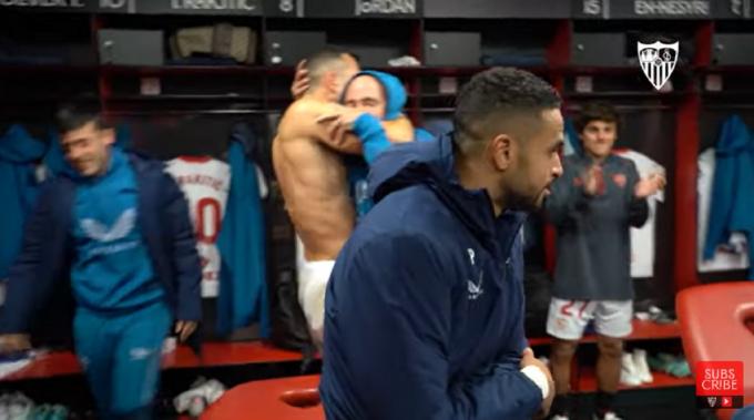Jordán abraza a Sampaoli tras la victoria ante el Cádiz.