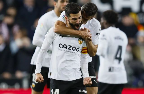 José Gayà celebra su gol al Almería (Foto: VCF).