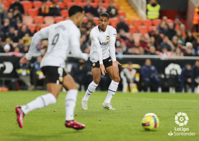 Lino y Kluivert, durante el Valencia-Almería (Foto: LaLiga).