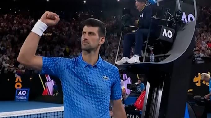 Djokovic levanta el brazo tras vencer a De Miñaur en el Open de Australia.