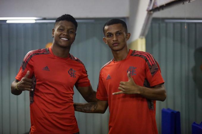 Wesley Vinícius, con un compañero del Flamengo.