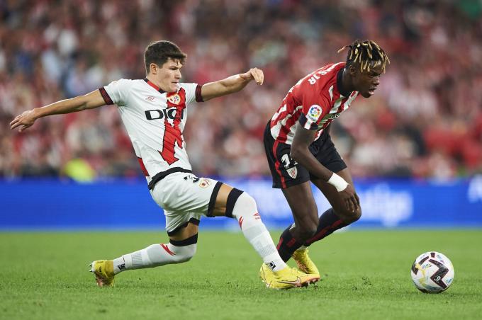 Fran García intenta robar un balón a Nico Williams (Foto: Cordon Press).