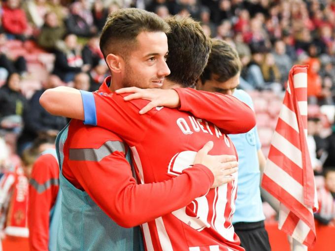 Jony se funde en un abrazo con Queipo. (Foto: Real Sporting)