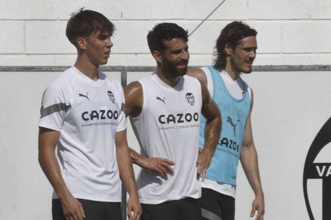 Álex Pérez, con el primer equipo del Valencia (Foto: Instagram).