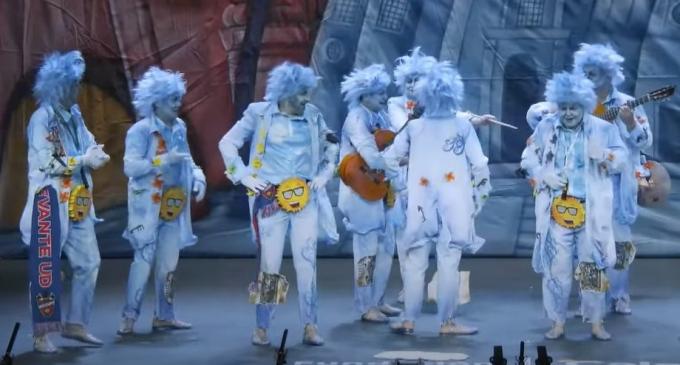 El Levante UD, presente en forma de bufanda en el carnaval de Cádiz en la chirigota 'Yo pa un día no vengo'.