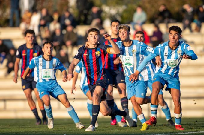 Disputa aérea en el duelo copero del Málaga juvenil. (Foto: FC Barcelona)