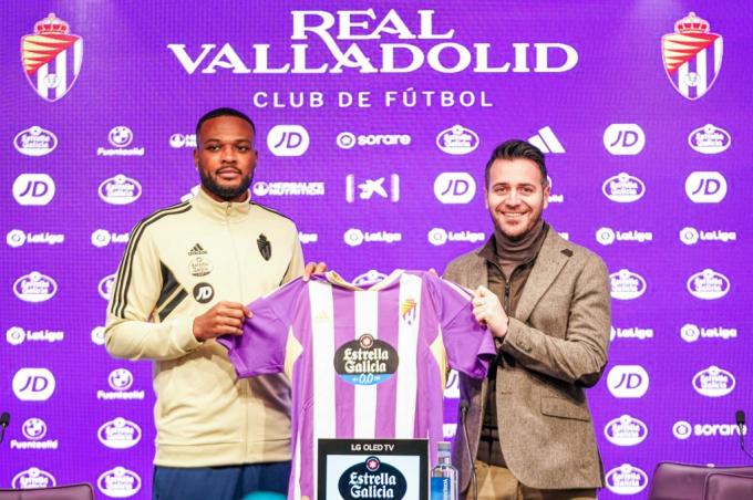 Larin, junto a Fran Sánchez, en su presentación (Foto: Real Valladolid).