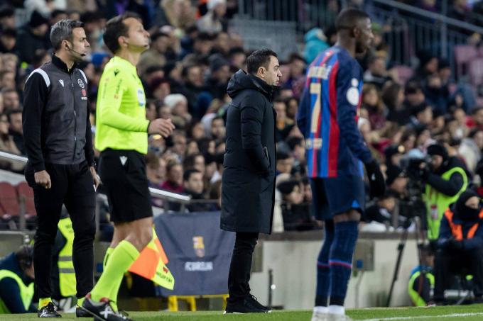 Xavi Hernández da instrucciones desde la banda en el Barcelona-Getafe (Foto: Cordon Press).