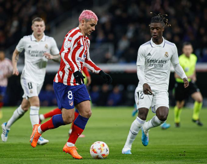 Camavinga trata de robar un balón a Griezmann en el Real Madrid-Atlético de Madrid (Foto: Cordon Press).