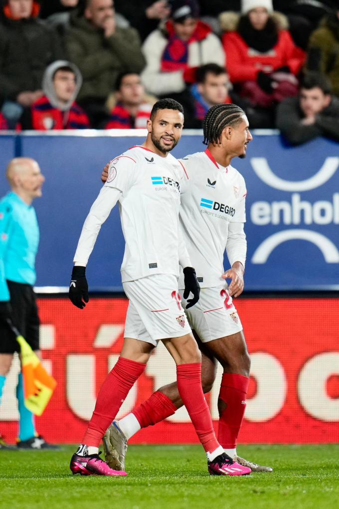 Badé y En-Nesyri, celebrando el gol del marroquí (Foto: Cordon Press).