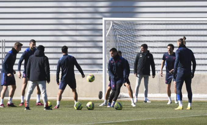 Los jugadores del Sevilla, en el entrenamiento de este viernes (Foto: Kiko Hurtado)