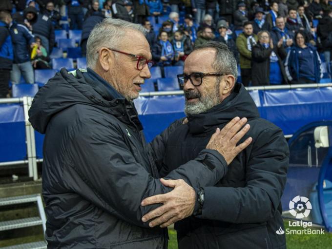 Álvaro Cervera saluda a Miguel Álvarez en el Oviedo - Villarreal B (Foto: LaLiga).