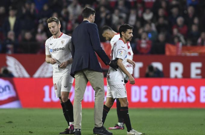 Navas se marcha lesionado ante el Elche (Foto: Kiko Hurtado).