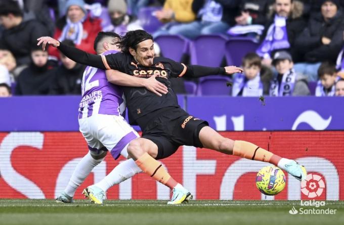 Edinson Cavani protege el balón en el Real Valladolid - Valencia (Foto: LaLiga).