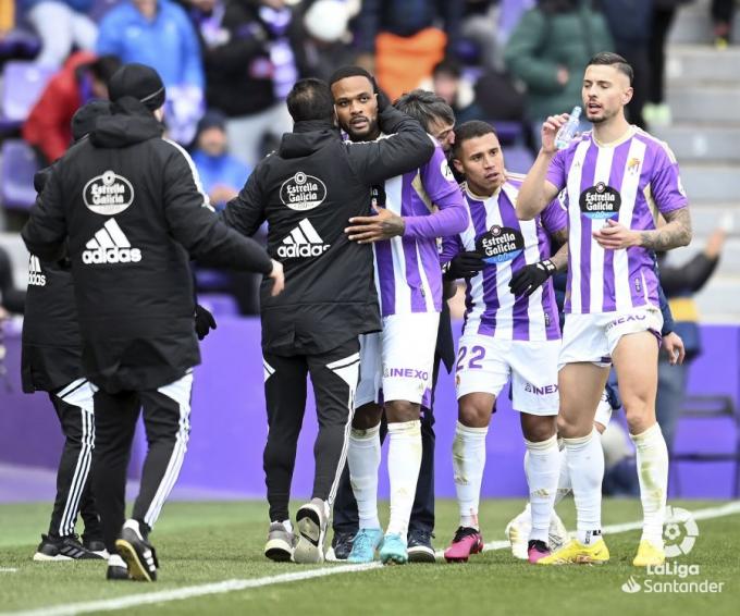 Celebración del gol de Cyle Larin en el Real Valladolid-Valencia.