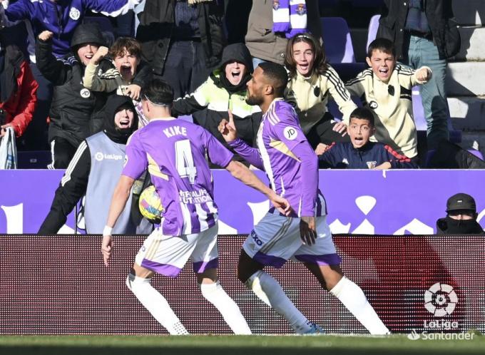 Celebración del gol de Cyle Larin en el Real Valladolid - Valencia (Foto: LaLiga).