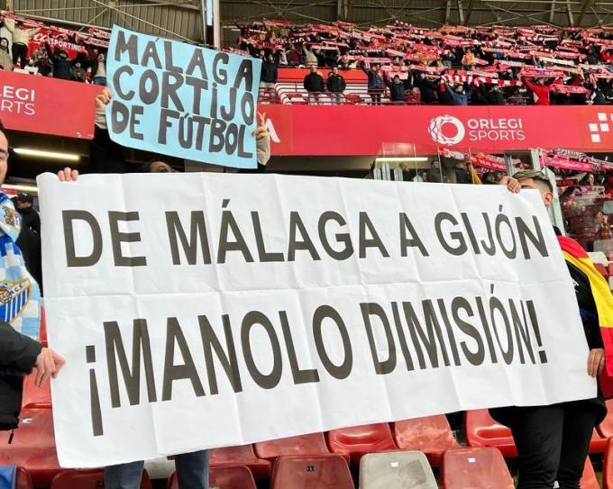 Pancarta contra Manolo Gaspar en el Sporting-Málaga de El Molinón (Foto: @DaviidCruzado23).