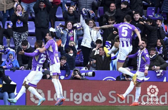 Los jugadores del Valladolid celebran el gol de Larin.