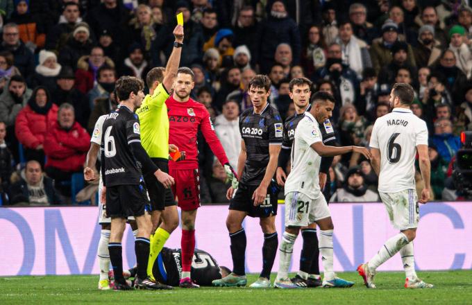 Nacho ve la amarilla por una falta en el Real Madrid-Real Sociedad (Foto: Cordon Press).