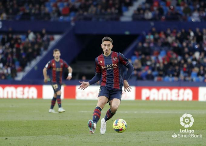 Pase de Pepelu en el Levante-Burgos (Foto: LaLiga).