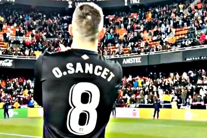 Oihan Sancet aplaude a la afición del Athletic Club que acudía en Copa a Mestalla.