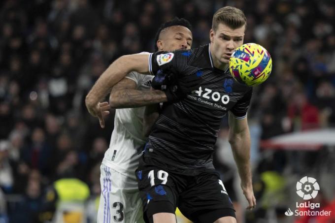Sorloth controla un balón en el Real Madrid-Real Sociedad (Foto: LaLiga).