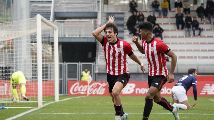 Unai Gómez y Malcom celebran el gol del Bilbao Athletic ante el Logroñés en Lezama (Foto: Athlet