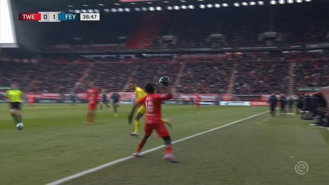 El enfado del jugador del Twente con el portero del Feyenoord