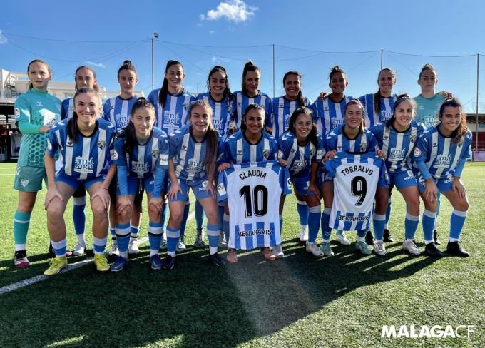 Las jugadoras del Málaga Femenino, con las camisetas de Torralvo y Claudia Muñoz (Foto: MCFF).