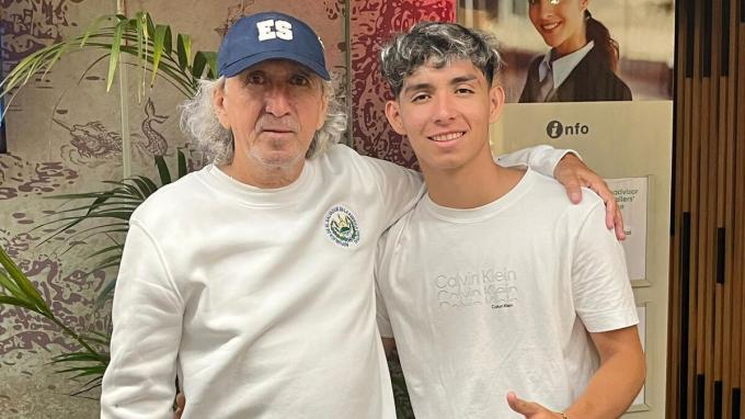 Mágico González, con su hijo Chus.