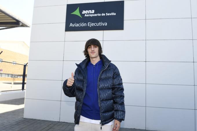 Bryan Gil, en su llegada a Sevilla (Foto: Kiko Hurtado).