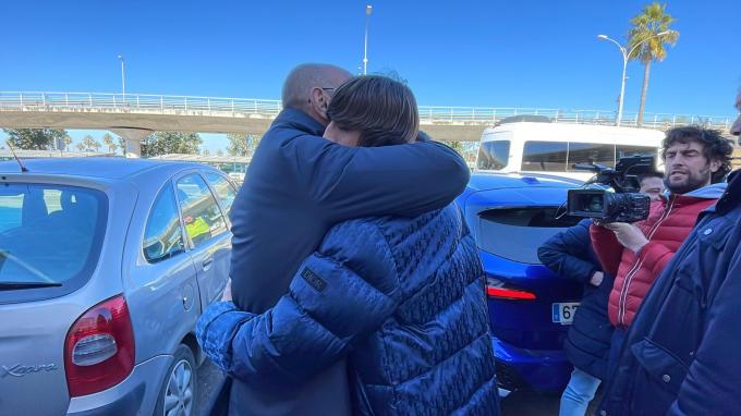 El abrazo entre Monchi y Bryan Gil (Foto: Kiko Hurtado).