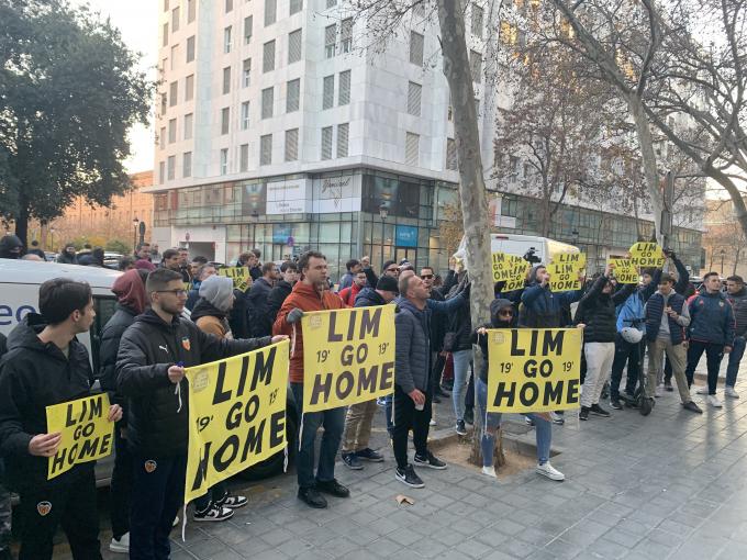 La afición protesta contra Peter Lim
