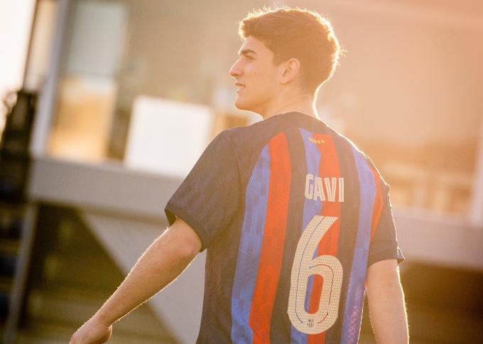 Gavi posa con el dorsal '6' del Barcelona (Foto: FCB).