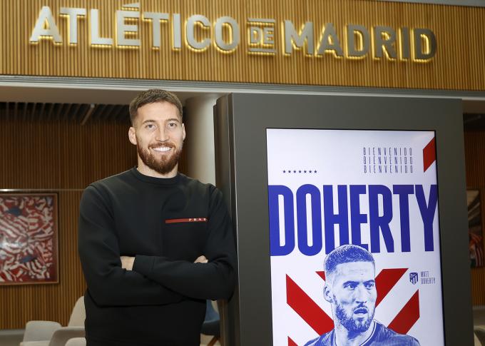 Matt Doherty firma su contrato con el Atlético de Madrid.