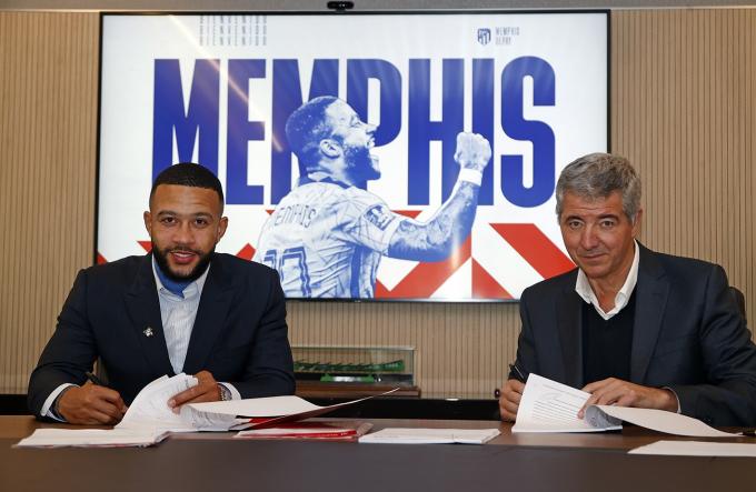 Memphis Depay y Gil Marín, en la firma del contrato del delantero con el Atlético (Foto: ATM).