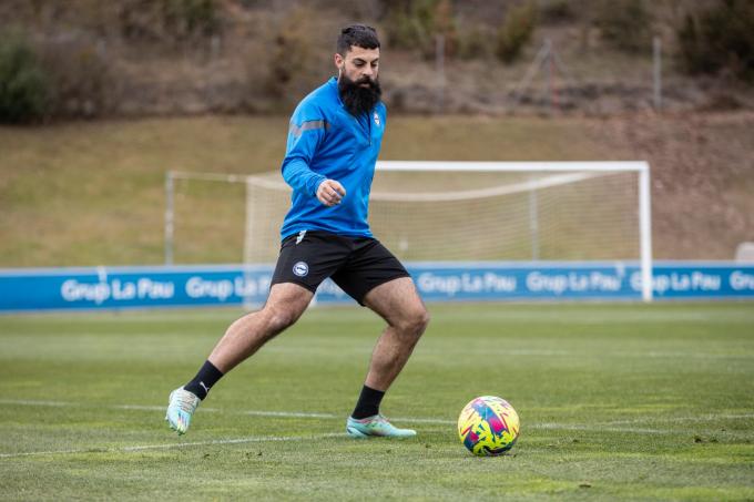 El 'Búfalo' Asier Villalibre entrenando con su nuevo equipo (Foto: Deportivo Alavés).