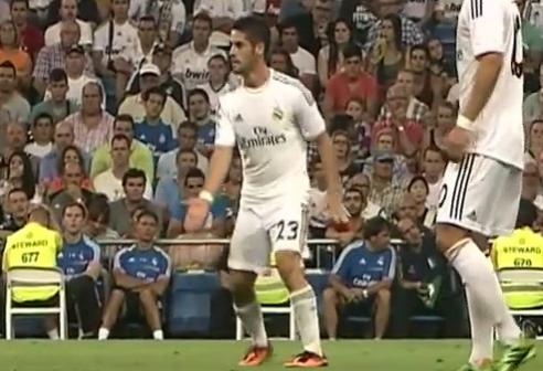 Isco pide el balón en el partido de su debut con el Real Madrid contra el Betis.