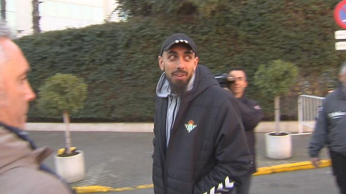 Borja Iglesias responde al cariño recibido por varios hinchas a la salida del hotel