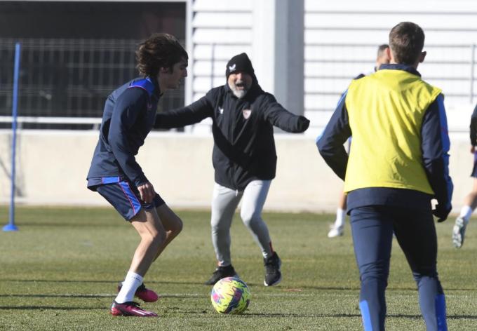 Sampaoli, apretando a Bryan Gil en un entrenamiento del Sevilla (Foto: Kiko Hurtado).